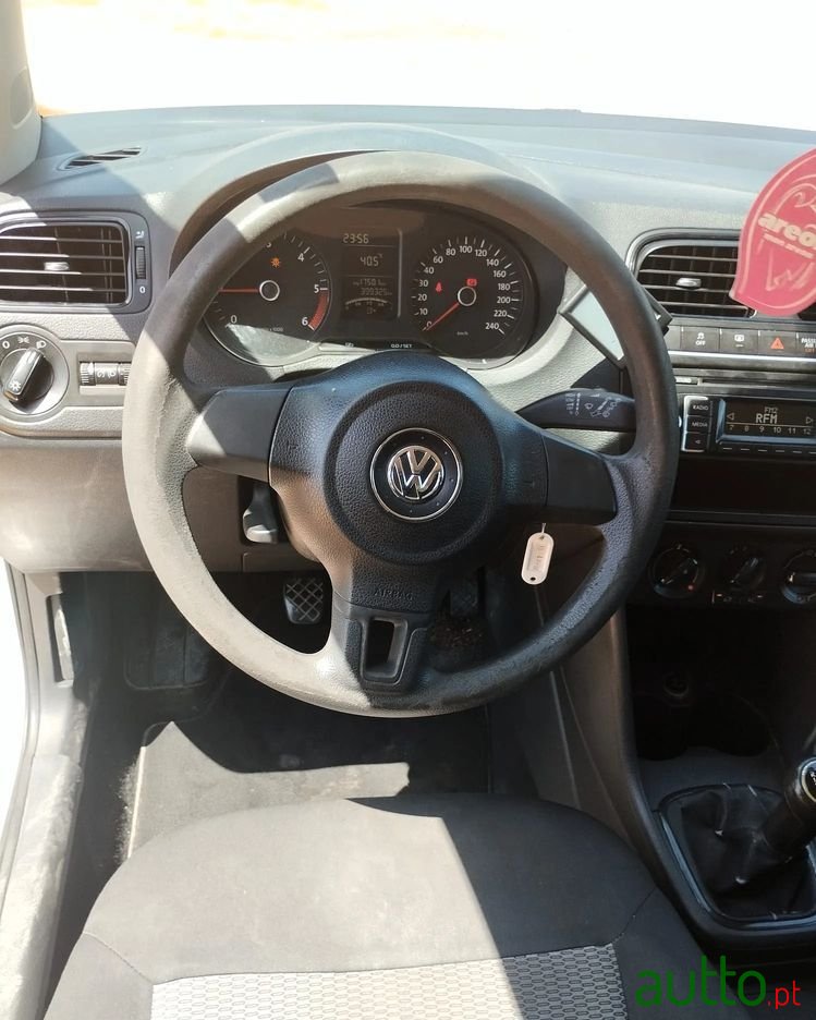 2011' Volkswagen Polo photo #6