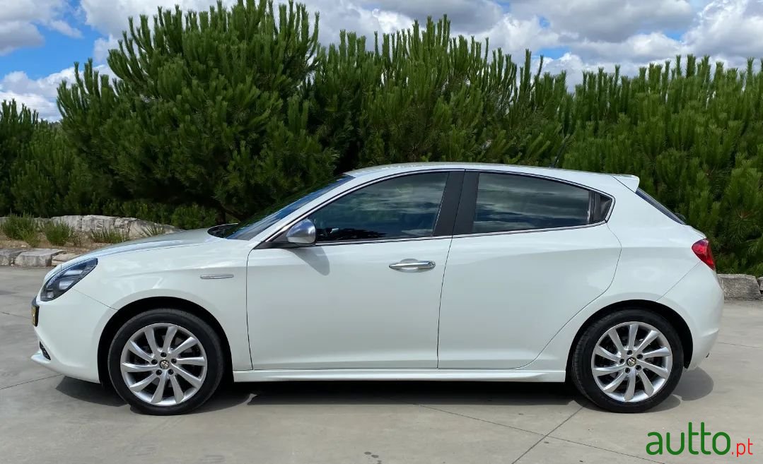 2011' Alfa Romeo Giulietta photo #3