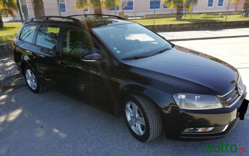 2011' Volkswagen Passat Variant photo #1