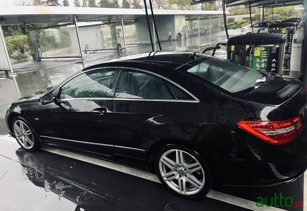 2011' Mercedes-Benz E 220 photo #5