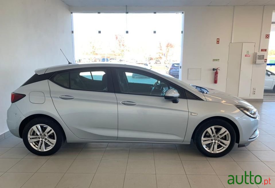 2018' Opel Astra photo #4
