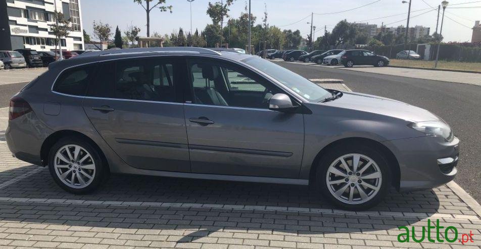 2011' Renault Laguna Break photo #1