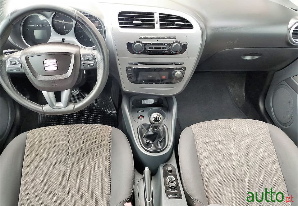 2010' SEAT Leon photo #3