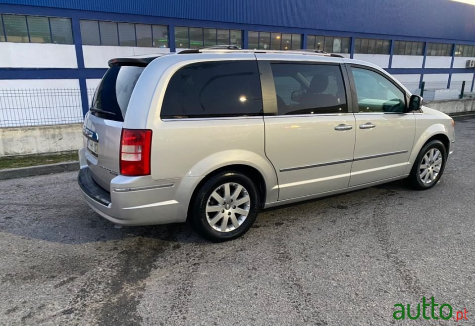 2009' Chrysler Grand Voyager photo #2