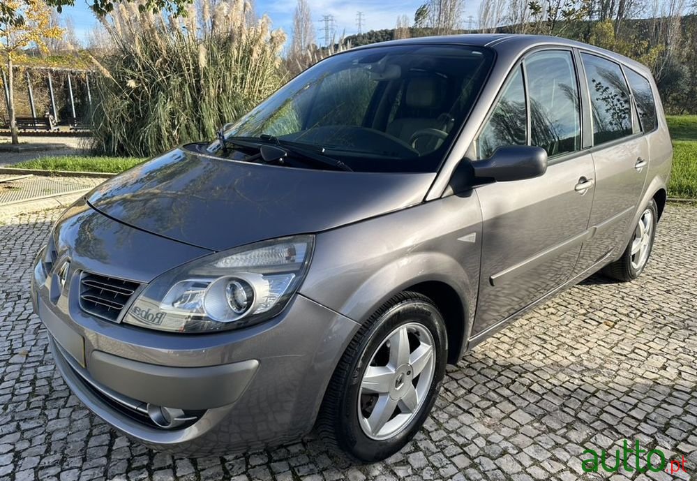 2009' Renault Grand Scenic photo #1