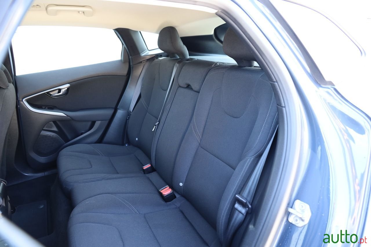 2018' Volvo V40 photo #6