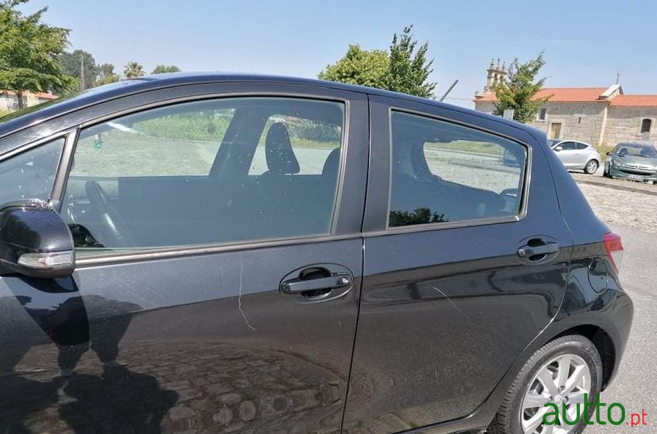 2012' Toyota Yaris photo #3