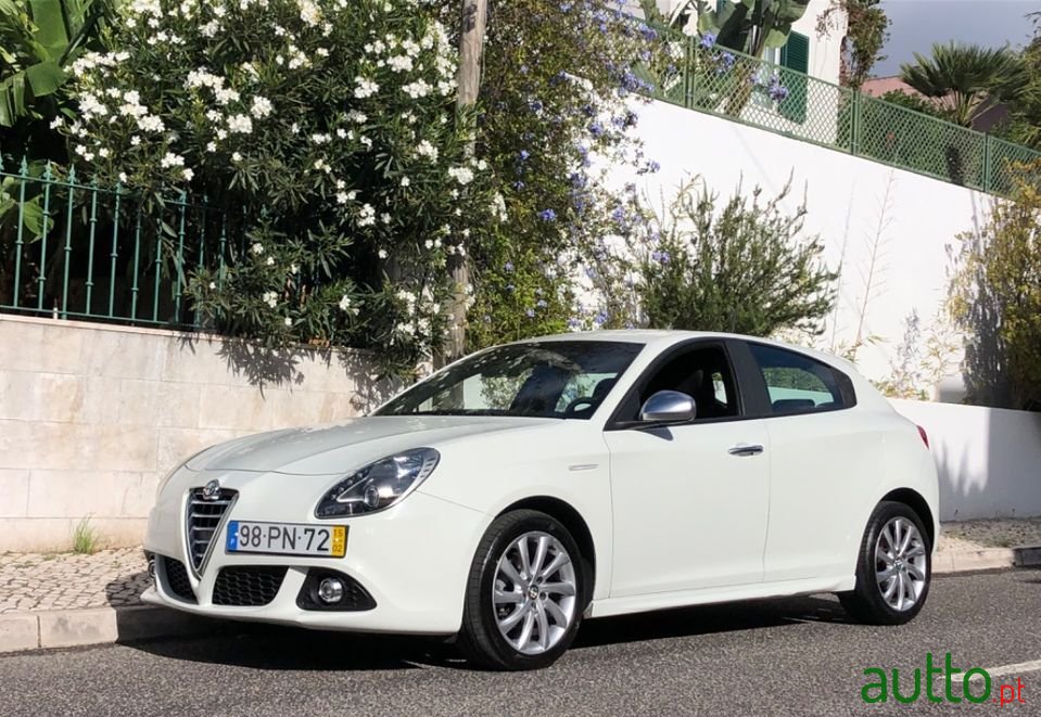 2015' Alfa Romeo Giulietta photo #3