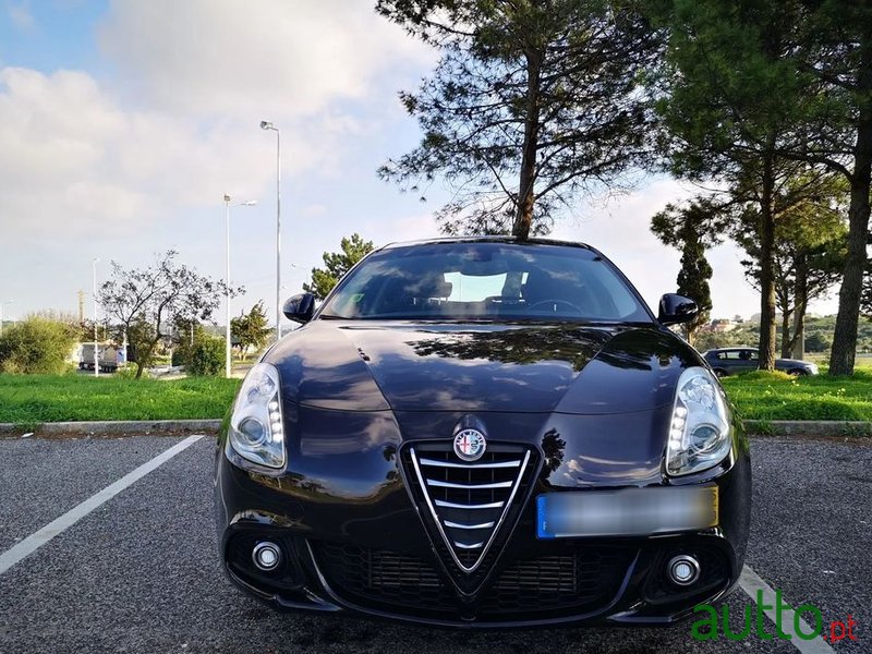 2015' Alfa Romeo Giulietta photo #3