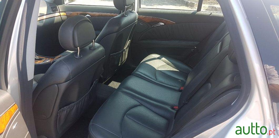 2004' Mercedes-Benz E-220 Elegance photo #1