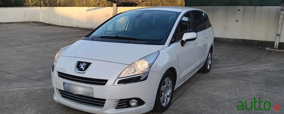 2011' Peugeot 5008 photo #1