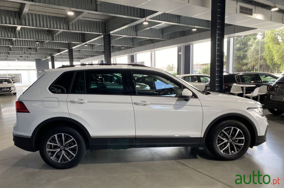 2022' Volkswagen Tiguan photo #5