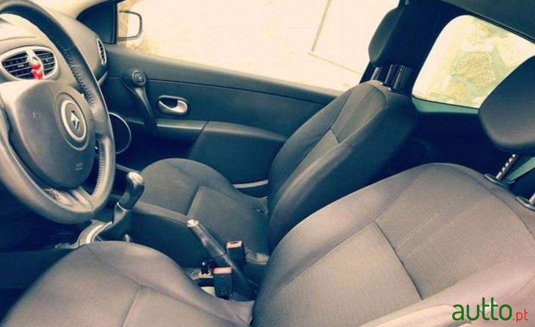 2008' Renault Clio photo #2