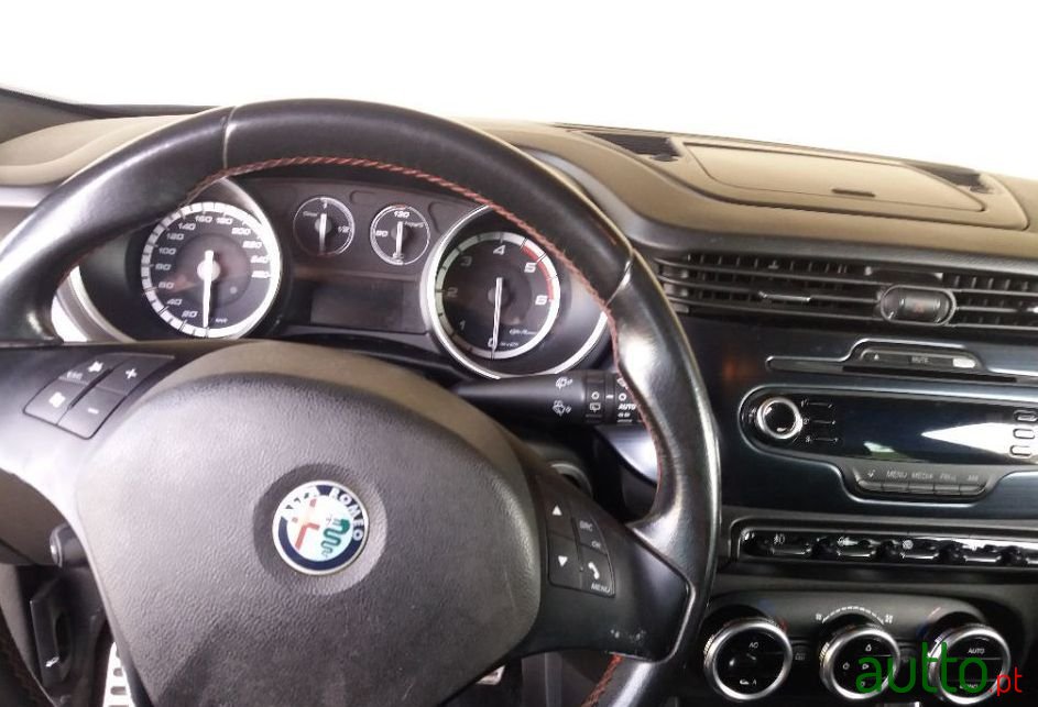 2010' Alfa Romeo Giulietta photo #3