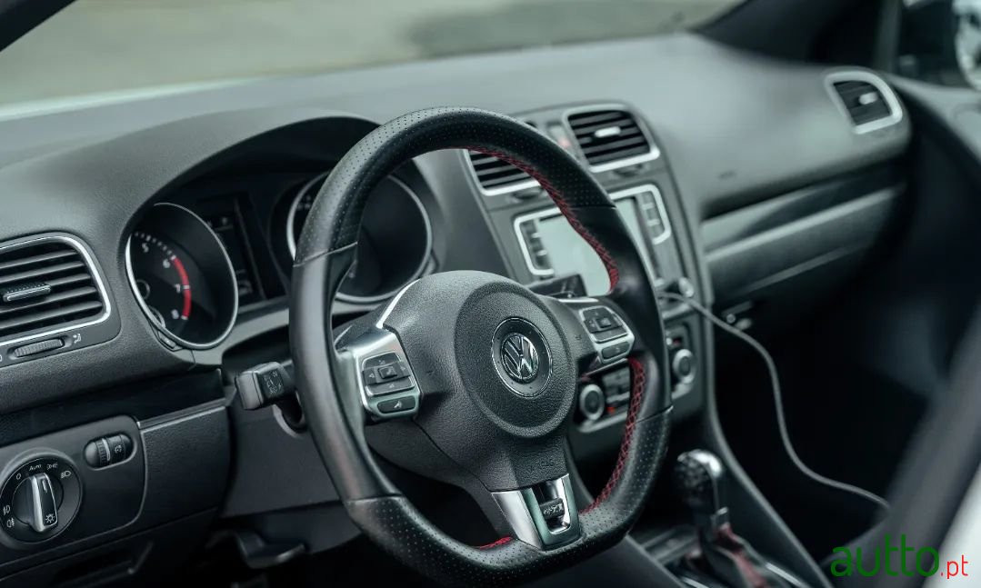 2011' Volkswagen Golf photo #5