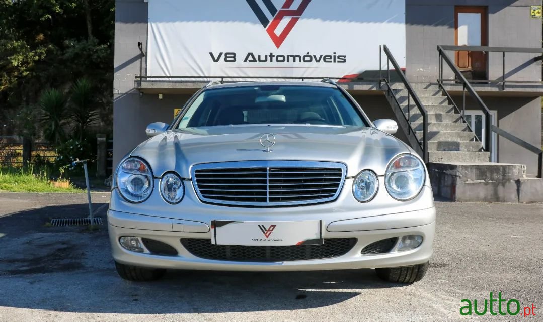 2004' Mercedes-Benz E-220 photo #1