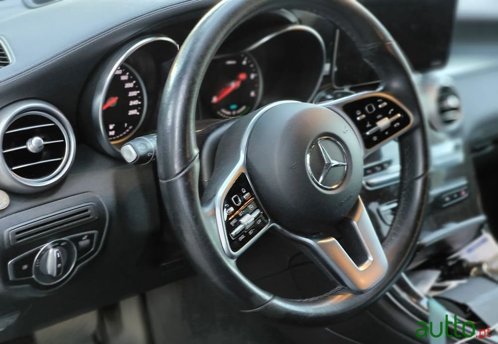 2021' Mercedes-Benz GLC 300 De 4Matic photo #2
