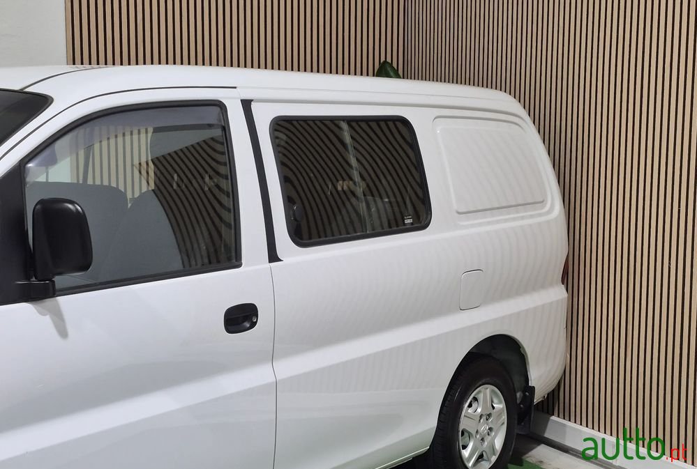 2002' Hyundai H-1 photo #3