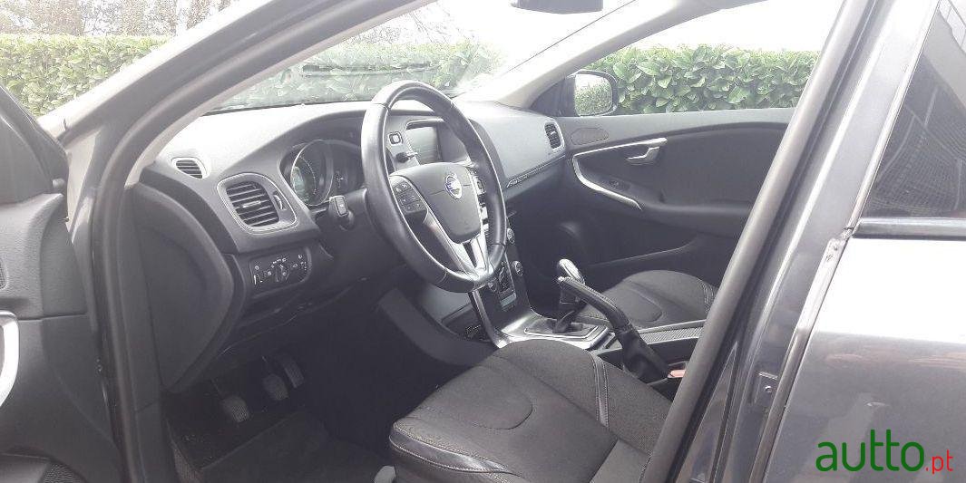 2014' Volvo V40 Cross Country photo #4