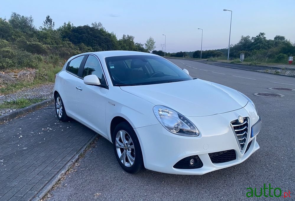 2012' Alfa Romeo Giulietta photo #3