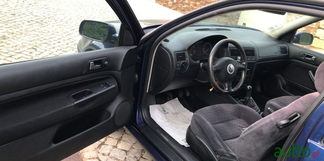 2004' Volkswagen Golf photo #5