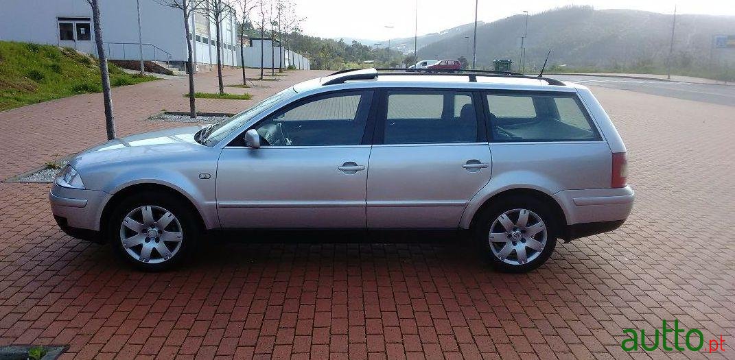 2002' Volkswagen Passat Variant photo #2