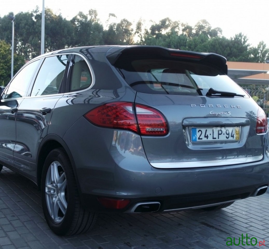 2011' Porsche Cayenne photo #1