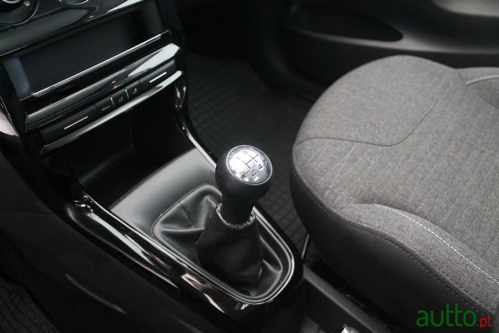 2015' Citroen C3 Pure Tech Vti Selection photo #6