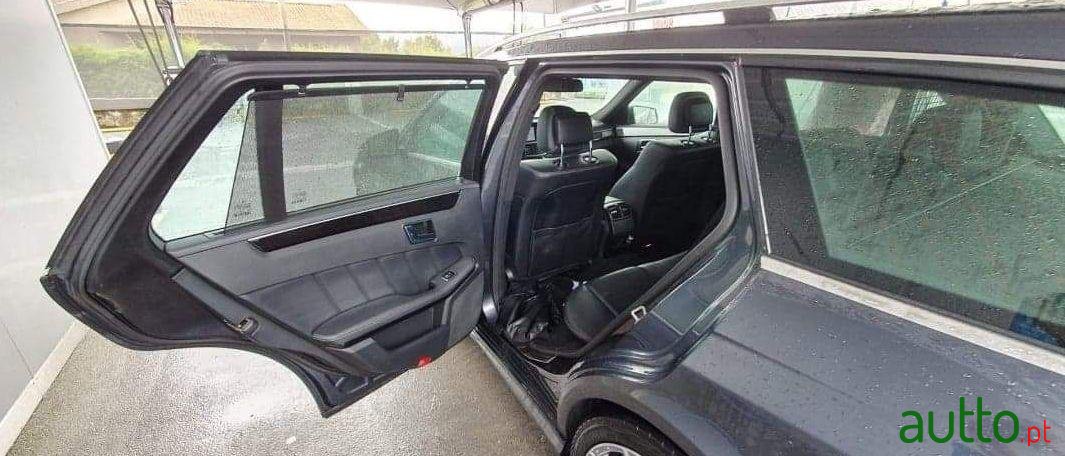 2010' Mercedes-Benz E-250 Amg photo #3