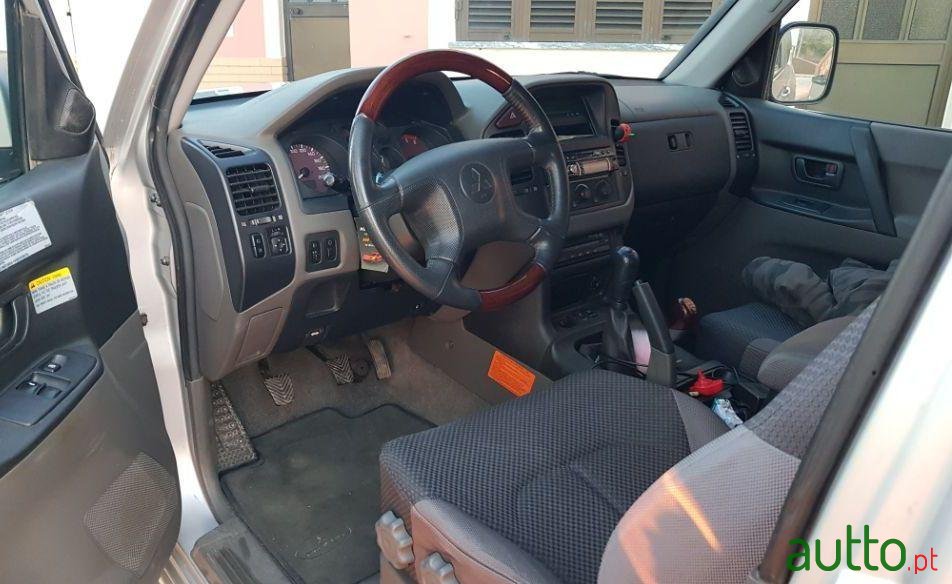 2001' Mitsubishi Pajero photo #3
