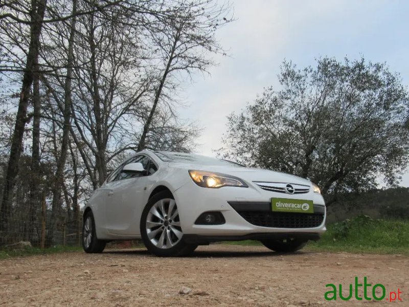 2012' Opel Astra Gtc photo #4