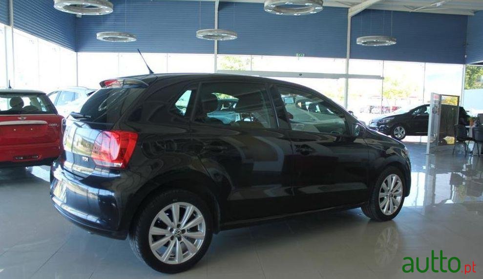 2011' Volkswagen Polo photo #1