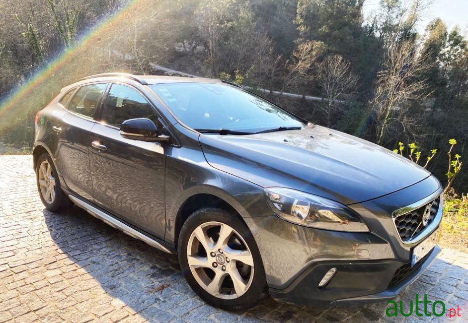 2013' Volvo V40 Cross Country photo #1