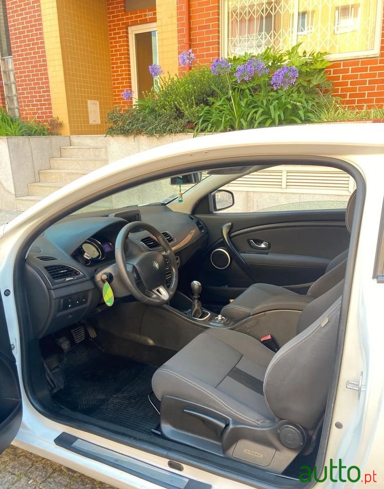 2010' Renault Megane photo #2