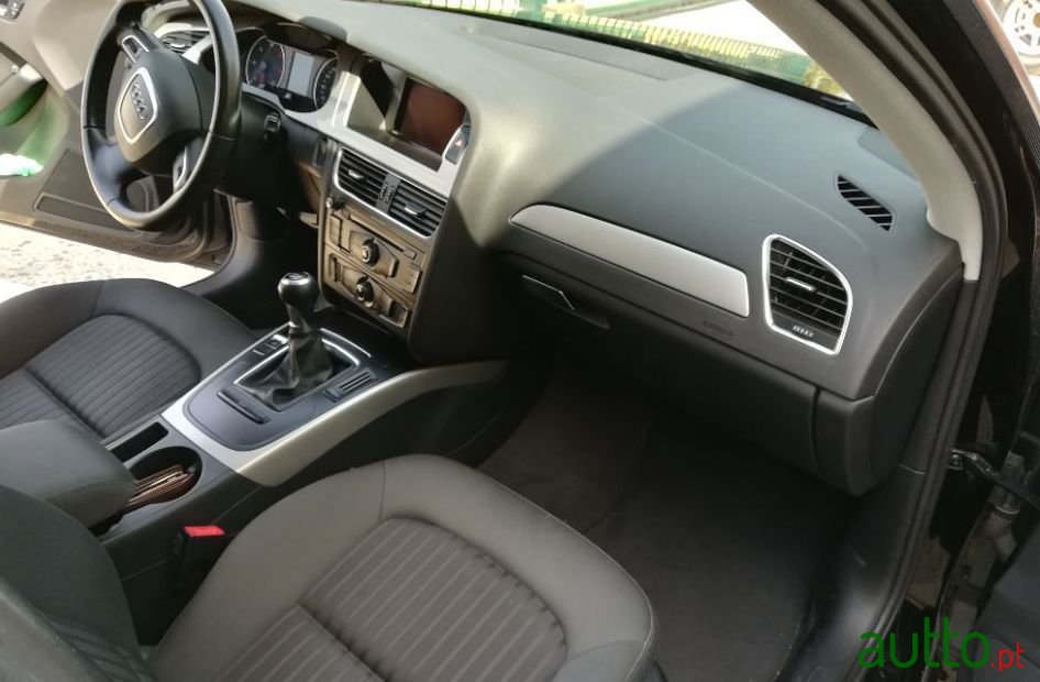 2011' Audi A4 Avant photo #4