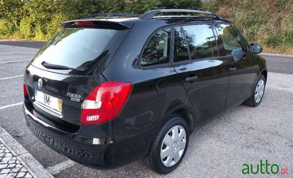 2009' Skoda Fabia Break photo #2