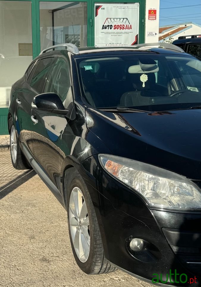 2011' Renault Megane Break photo #2