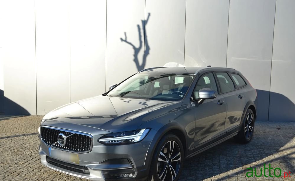 2019' Volvo V90 Cross Country photo #4