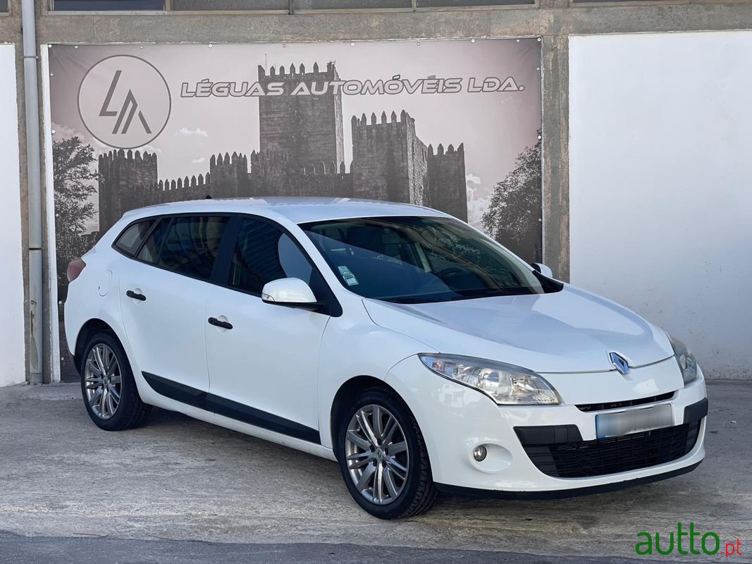 2011' Renault Megane Sport Tourer photo #1