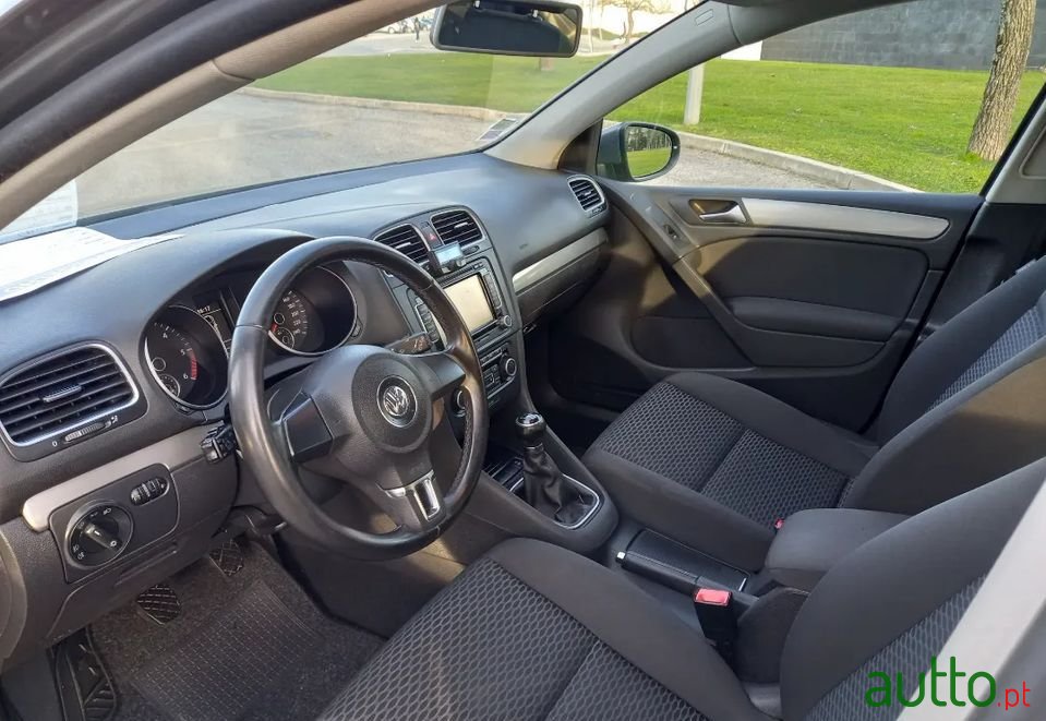 2011' Volkswagen Golf photo #2