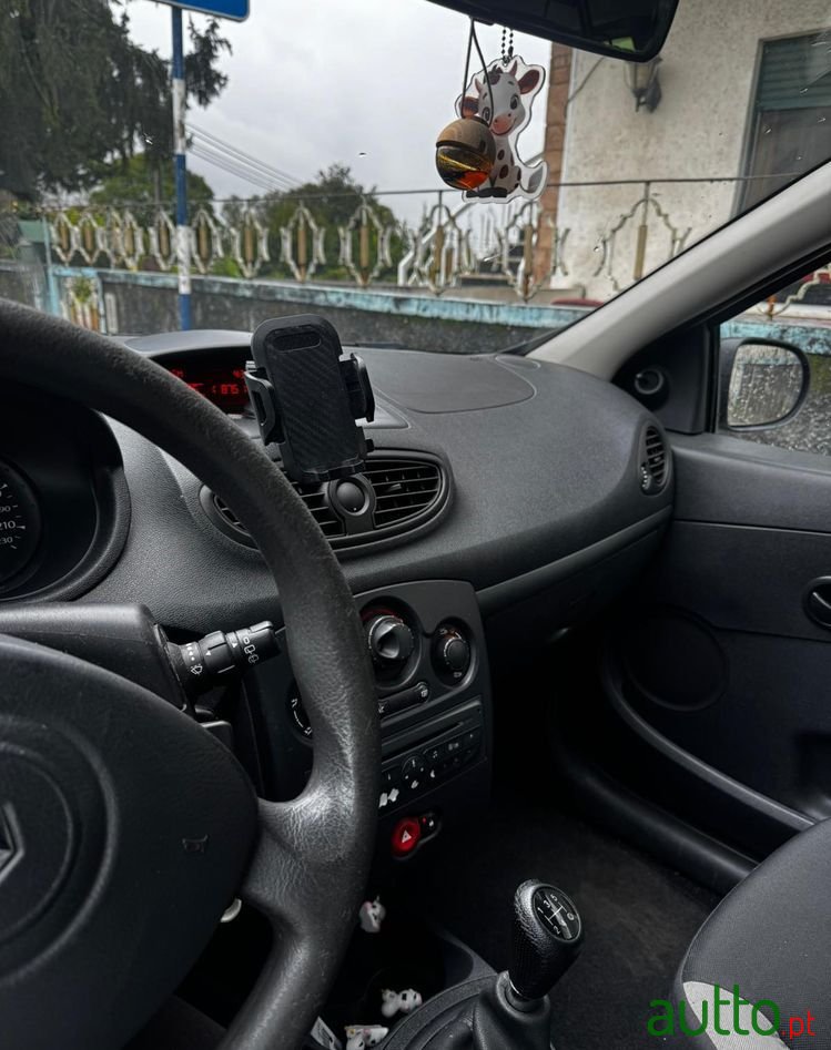 2010' Renault Clio photo #5