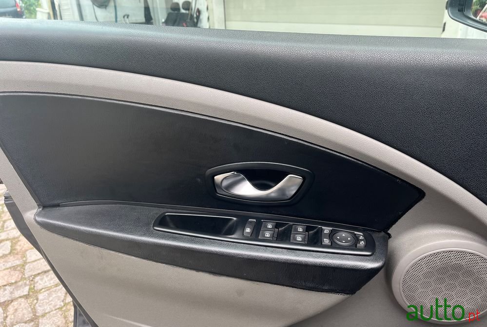 2010' Renault Megane photo #6