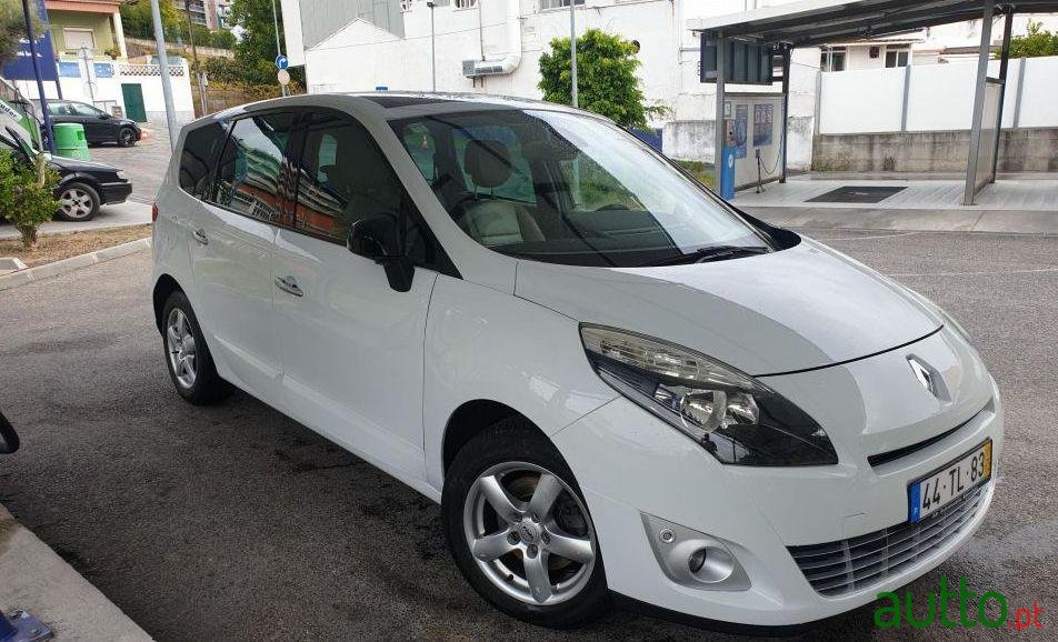 2011' Renault Grand Scenic photo #4