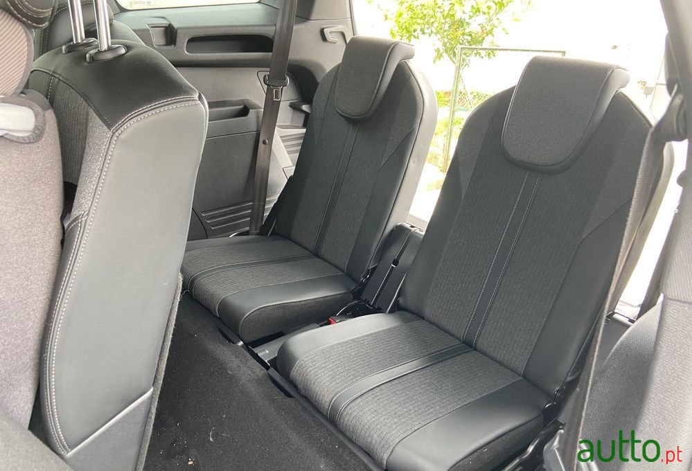 2019' Peugeot 5008 photo #6