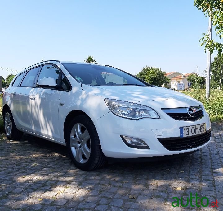 2011' Opel Astra Sports Tourer photo #1