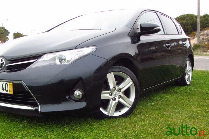 2013' Toyota Auris photo #3