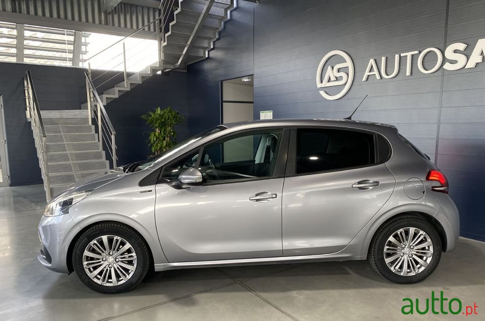 2019' Peugeot 208 photo #2