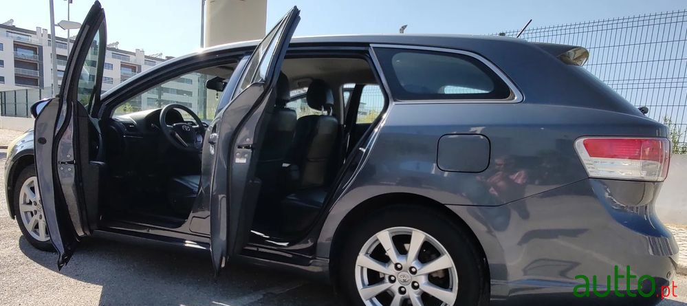 2010' Toyota Avensis Sw photo #6