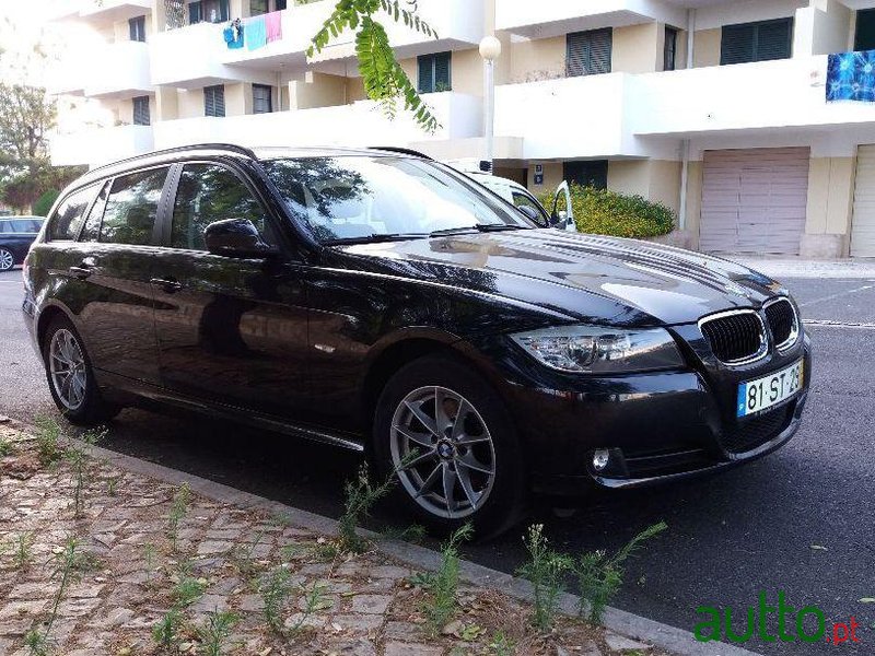 2011' BMW 320 320D Touring Auto photo #1