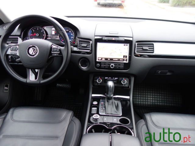 2014' Volkswagen Touareg photo #1